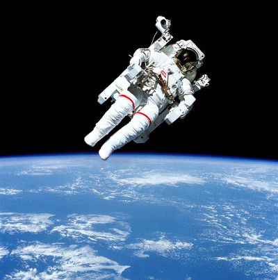 Observamos a un  astronauta que flota en el espacio con su traje completo